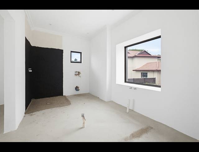 8 BEDROOM HOUSE FOR SALE IN IZINGA